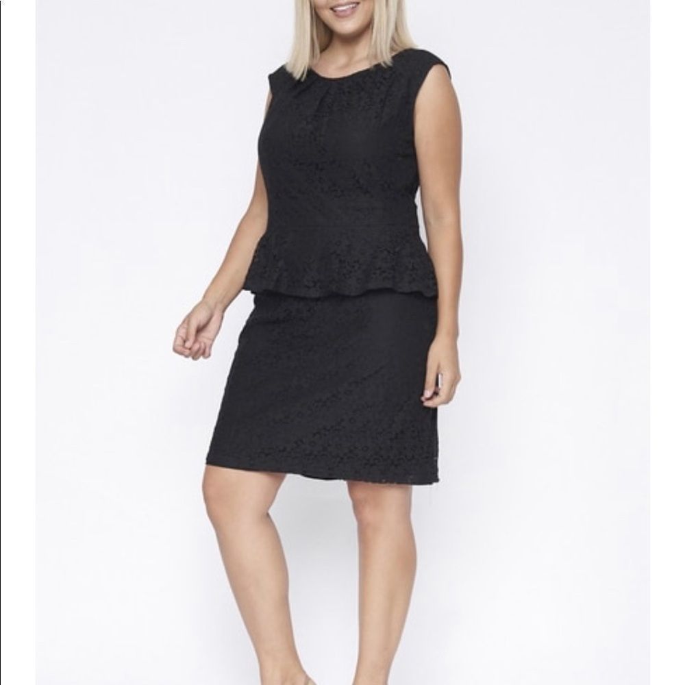 Short lace plus size dress - Picture 1 of 3